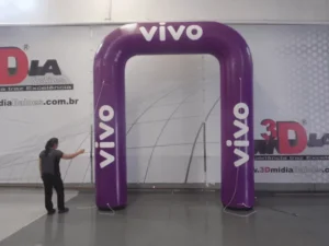 Portal Inflável com logotipo Vivo 3D Mídias Balões