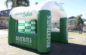 Tenda Inflável na cor verde com logotipo da empresa Bio Extratus